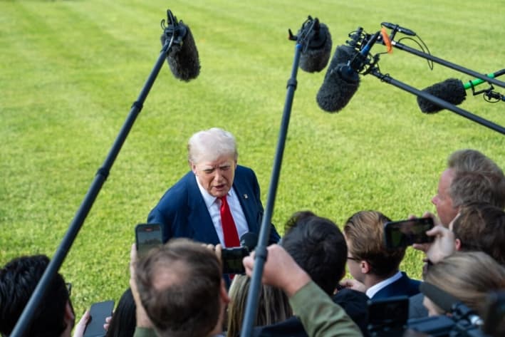 El presidente Donald Trump habla con la prensa antes de partir hacia Escocia desde la Casa Blanca, el 25 de julio de 2025. (Madalina Kilroy/The Epoch Times)