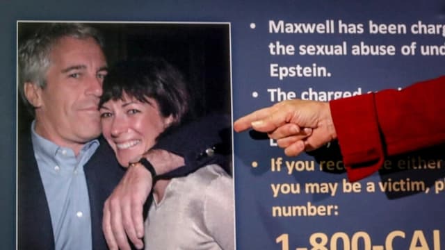 Audrey Strauss, fiscal federal interina del Distrito Sur de Nueva York, señala una foto de Jeffrey Epstein y Ghislaine Maxwell durante una rueda de prensa en Nueva York, el 2 de julio de 2020. (John Minchillo/AP Photo)
