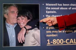 Audrey Strauss, fiscal federal interina del Distrito Sur de Nueva York, señala una foto de Jeffrey Epstein y Ghislaine Maxwell durante una rueda de prensa en Nueva York, el 2 de julio de 2020. (John Minchillo/AP Photo)
