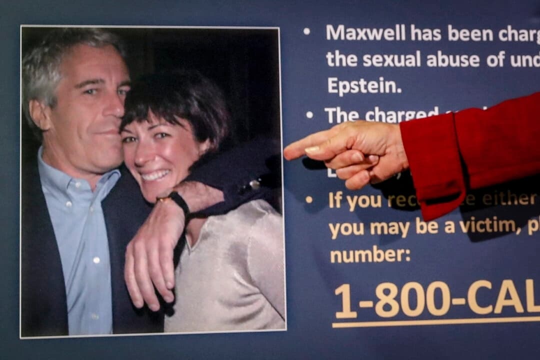 Audrey Strauss, fiscal federal interina del Distrito Sur de Nueva York, señala una foto de Jeffrey Epstein y Ghislaine Maxwell durante una rueda de prensa en Nueva York el 2 de julio de 2020. (John Minchillo/AP Photo)
