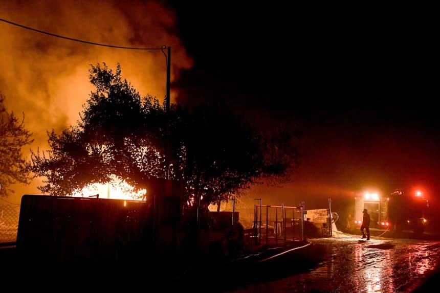 Un fuego en la localidad de Feneos en Corinto (Grecia). EFE/EPA/Vassilis Psomas 