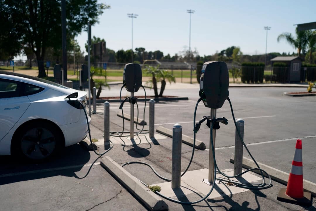 Cargadores para vehículos eléctricos en el aparcamiento del instituto South El Monte High School en South El Monte, California, el 26 de agosto de 2022. (Foto AP/Jae C. Hong, archivo)
