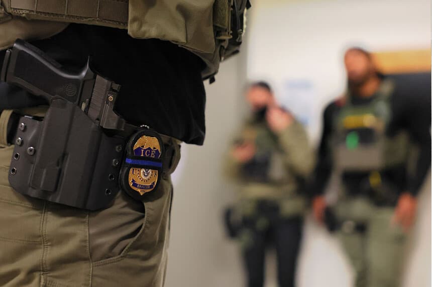Imagen que muestra la placa de un agente del ICE mientras agentes federales patrullan los pasillos del tribunal de inmigración en el edificio federal Jacob K. Javitz el 10 de junio de 2025 en la ciudad de Nueva York. (Michael M. Santiago/Getty Images)