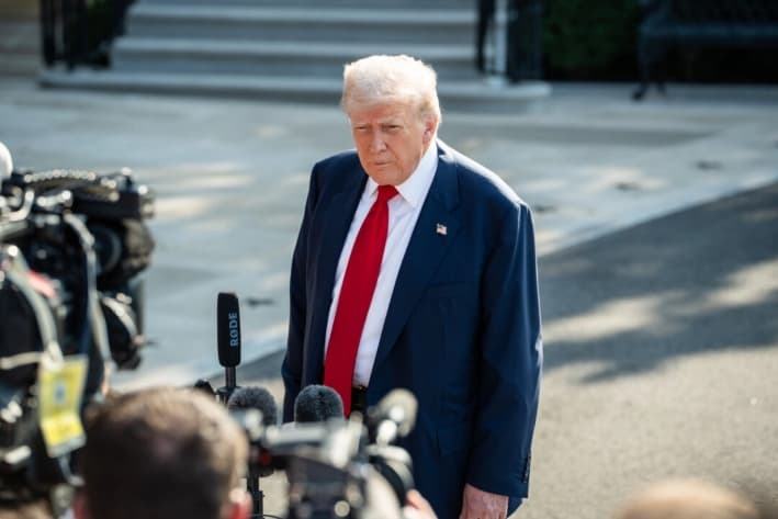 El presidente Donald Trump habla con la prensa antes de partir hacia Escocia desde la Casa Blanca, el 25 de julio de 2025. (Madalina Kilroy/The Epoch Times)