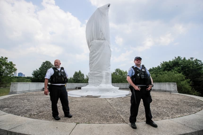 La comunidad italiana de Chicago considera "una traición" del alcalde de la ciudad, Brandon Johnson, la decisión de retirar el último vestigio de una histórica estatua de Cristóbal Colón del Parque Grant.
Fotografía de archivo. EFE/EPA/Tannen Maury 