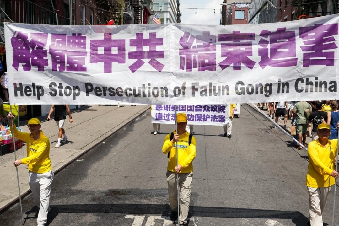 Practicantes de Falun Gong marchan durante un desfile para pedir el fin de los 26 años de persecución del Partido Comunista Chino contra la práctica espiritual, en la ciudad de Nueva York, el 20 de julio de 2025. (Larry Dye/The Epoch Times)
