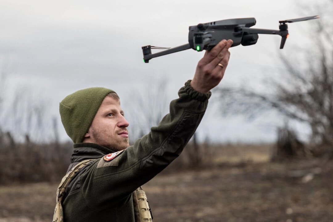 Un militar ucraniano maneja un dron en las afueras de Bakhmut, Ucrania, el 30 de diciembre de 2022. (Sameer A-Doumy/AFP a través de Getty Images)