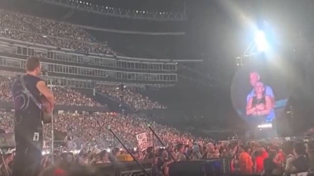 Concierto de Coldplay con la imagen de fondo de 2 ejecutivos de la empresa Astromer. (@calebu2/TMX)