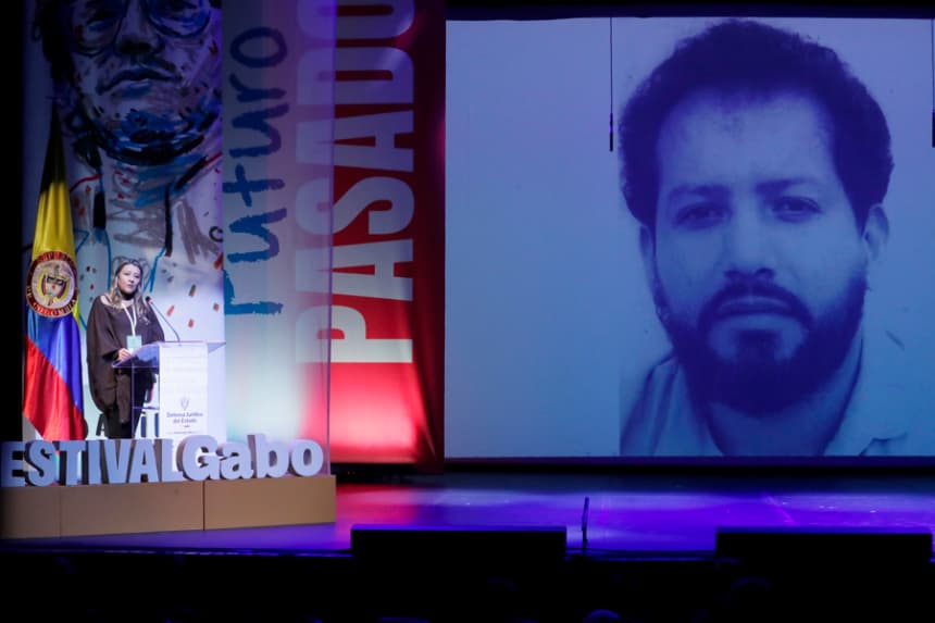 La hija del periodista Jorge Torres Alexandra Torres Mora habla en un acto de reconocimiento de responsabilidad internacional del Estado colombiano el 25 de julio de 2025, en Bogotá (Colombia). EFE/ Carlos Ortega