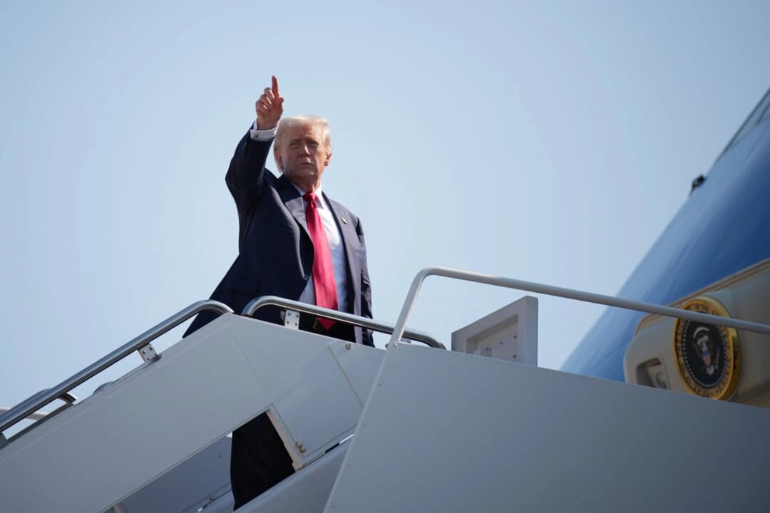 El presidente Donald Trump sube al Air Force One con destino a Escocia en la Base Conjunta Andrews, Maryland, el 25 de julio de 2025. (Andrew Harnik/Getty Images).