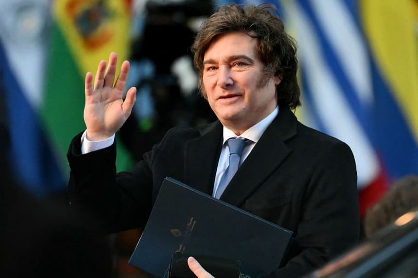 El presidente argentino, Javier Milei, saluda a su llegada a la 66.ª Cumbre de Líderes del Mercosur y Estados Asociados en el Palacio San Martín de Buenos Aires (Argentina) el 3 de julio de 2025. (Luis Robayo/AFP/Getty Images)