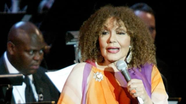 Cleo Laine actúa en el Jazz at Lincoln Center de Nueva York el 17 de noviembre de 2003. (Diane Bondareff/AP Photo)