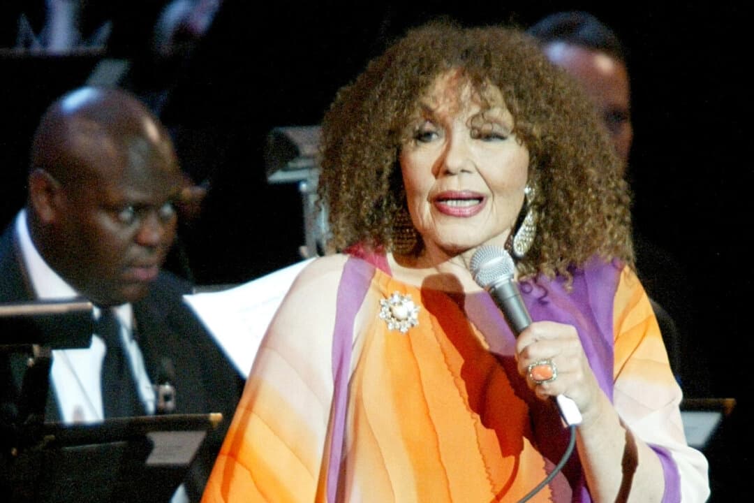 Cleo Laine actúa en el Jazz at Lincoln Center de Nueva York el 17 de noviembre de 2003. (Diane Bondareff/AP Photo)