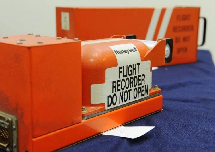 Los registradores de voz de la cabina y de datos de vuelo del vuelo 188 de Northwest Airlines, que sobrevoló su destino en 150 millas. (Jonathan Ernst/Getty Images)
