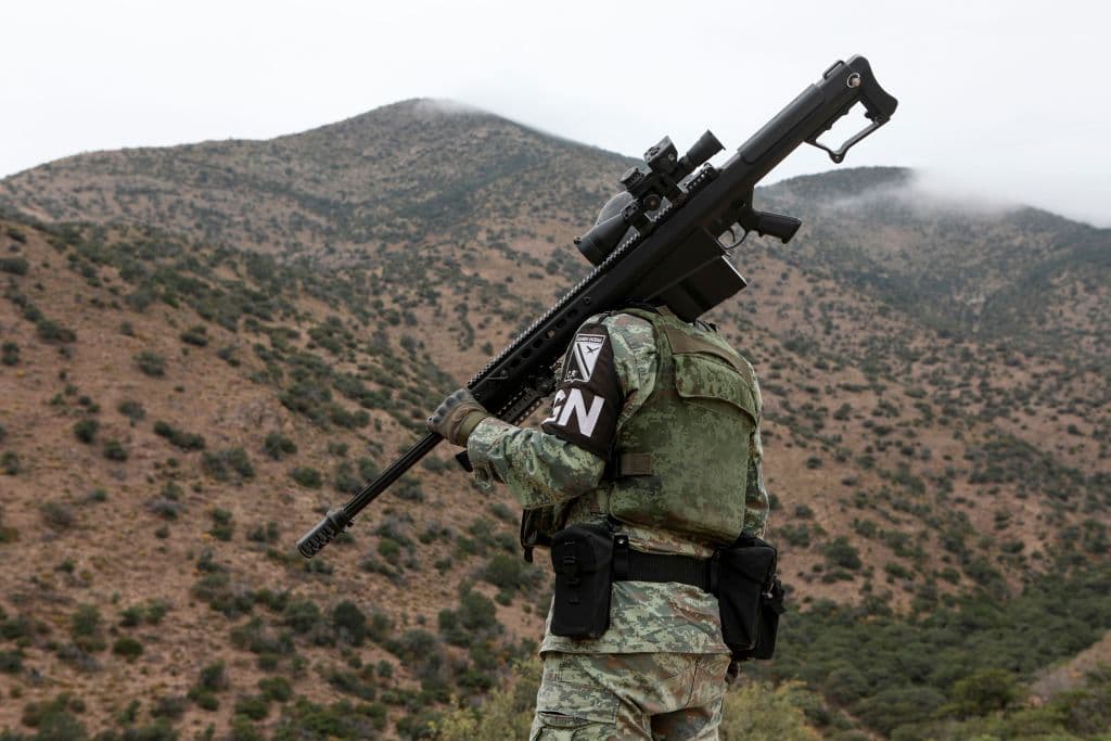 Imagen de un miembro de la Guardia Nacional patrullando la sierra de Sonora, México, el 8 de noviembre de 2019. (HERIKA MARTINEZ/AFP vía Getty Images)