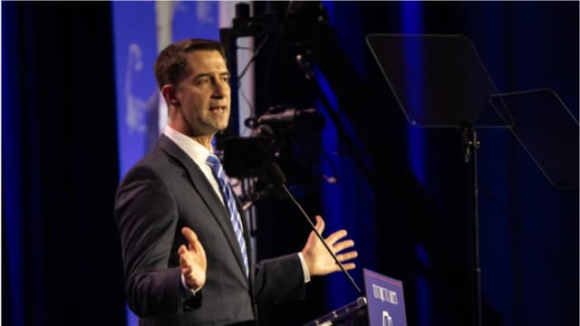 El senador Tom Cotton (R-Ark.) habla en una reunión del Consejo Judío Republicano en Las Vegas, Nevada, el 5 de septiembre de 2024. (John Fredricks/The Epoch Times)