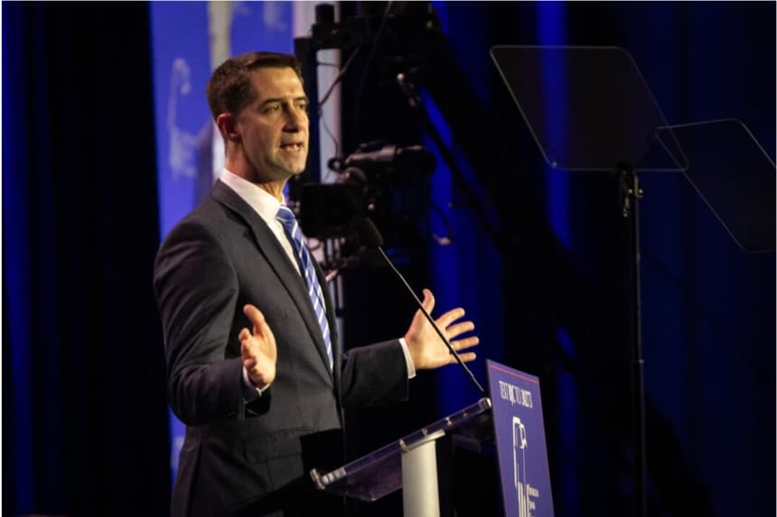 El senador Tom Cotton (R-Arkansas) habla en una reunión del Consejo Judío Republicano en Las Vegas, Nevada, el 5 de septiembre de 2024. John Fredricks/The Epoch Times