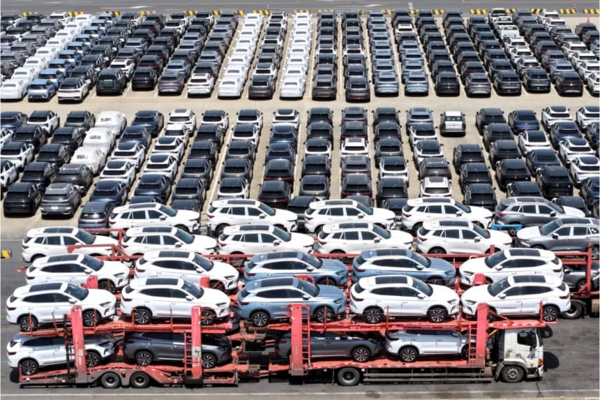 Automóviles fabricados en China para exportación en un puerto de Shanghái el 17 de abril de 2025. China Out vía Getty Images