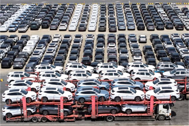 Automóviles fabricados en China para exportación en un puerto de Shanghái el 17 de abril de 2025. China Out vía Getty Images