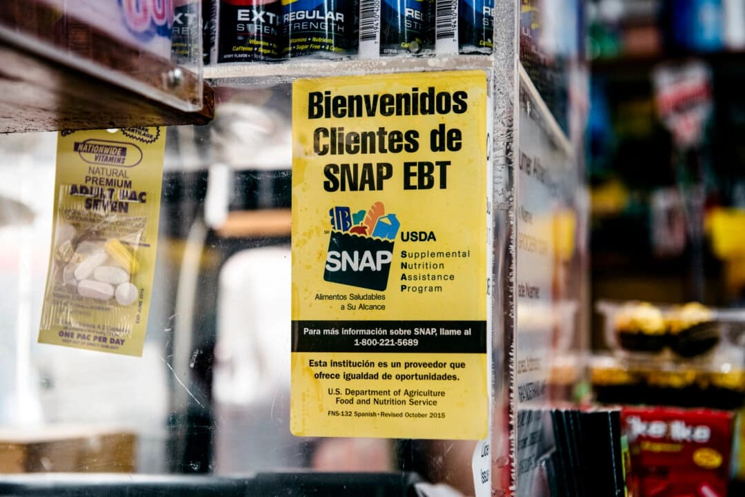 Un cartel que informa a los clientes sobre los beneficios de los cupones de alimentos SNAP en una tienda de comestibles en Brooklyn, Nueva York, el 5 de diciembre de 2019. (Scott Heins/Getty Images)