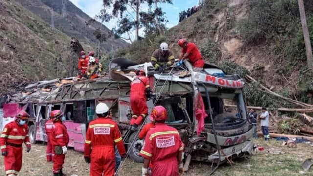 Fotografía tomada de la cuenta oficial de la red social X del Centro de Operaciones de Emergencia Nacional (COEN) @COENperú, donde se observa a integrantes del cuerpo de bomberos trabajando en el lugar donde un bus se accidento el 25 de julio de 2025 en la provincia de Tarma, en el departamento de Junín (Perú). EFE/ Centro De Operaciones De Emergencia Nacional