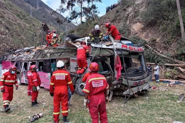 Fotografía tomada de la cuenta oficial de la red social X del Centro de Operaciones de Emergencia Nacional (COEN) @COENperú, donde se observa a integrantes del cuerpo de bomberos trabajando en el lugar donde un bus se accidento el 25 de julio de 2025 en la provincia de Tarma, en el departamento de Junín (Perú). EFE/ Centro De Operaciones De Emergencia Nacional