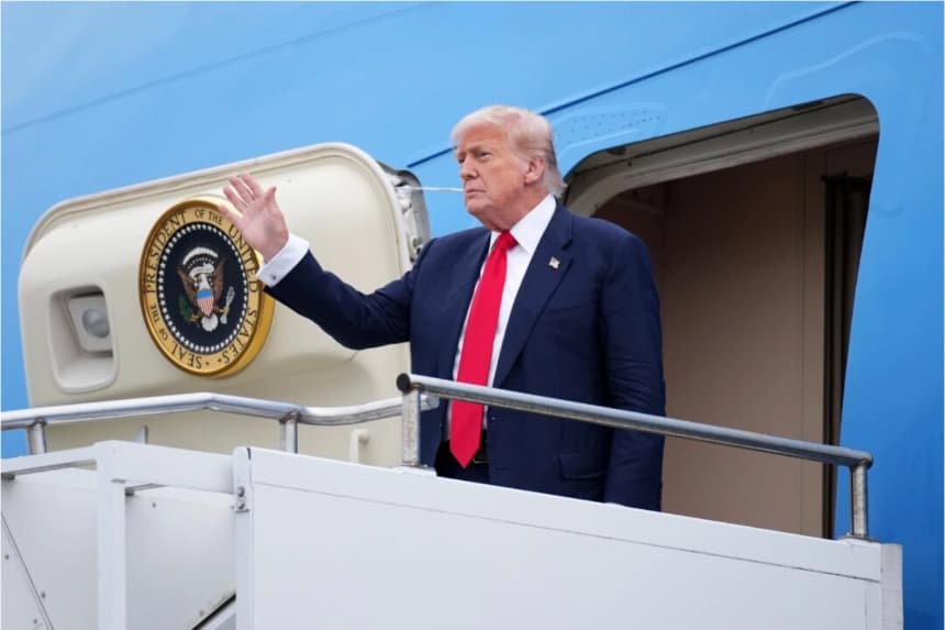 El presidente Donald Trump saluda al llegar al aeropuerto Glasgow Prestwick, en Prestwick, Escocia, el 25 de julio de 2025. Andrew Harnik/Getty Images