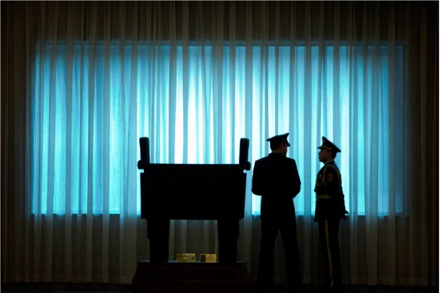 Oficiales del Ejército Popular de Liberación (EPL) de China se encuentran frente a una ventana antes de la ceremonia de bienvenida al Jefe del Estado Mayor del Ejército de EE. UU., general Mark Milley, en el Edificio Bayi de Beijing el 16 de agosto de 2016. Mark Schiefelbein/POOL/AFP vía Getty Images