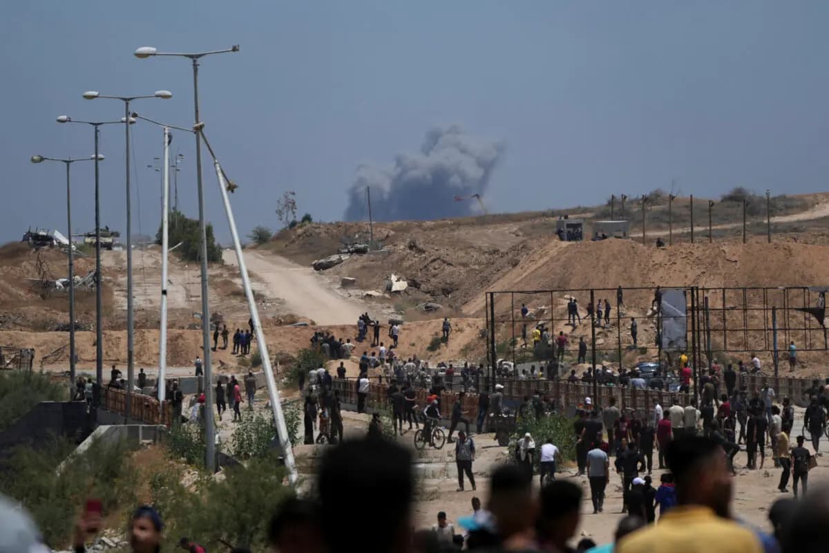 Humo tras un bombardeo israelí en Gaza, visto desde un centro de distribución de ayuda humanitaria, en Khan Younis, Franja de Gaza, el 29 de mayo de 2025. (Abdel Kareem Hana/AP)