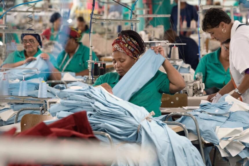 Trabajadores de la fábrica de ropa Kinross Clothing en Maitland cosen pantalones de hombre en Ciudad del Cabo, Sudáfrica, el 19 de octubre de 2017. Rodger Bosch/AFP vía Getty Images
