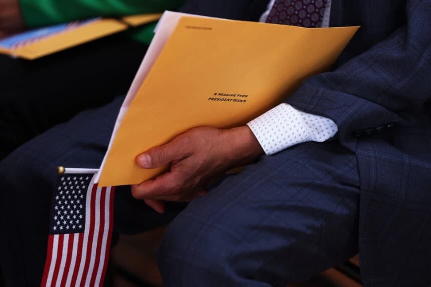 Una persona sostiene un paquete de bienvenida durante una ceremonia de naturalización en la ciudad de Nueva York, el 14 de junio de 2023. Michael M. Santiago/Getty Images