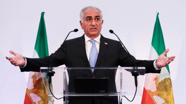 Reza Pahlavi, líder de la oposición iraní e hijo del último sah de Irán, Mohammad Reza Pahlavi, ofrece una rueda de prensa en París el 23 de junio de 2025. Joel Saget/AFP a través de Getty Images