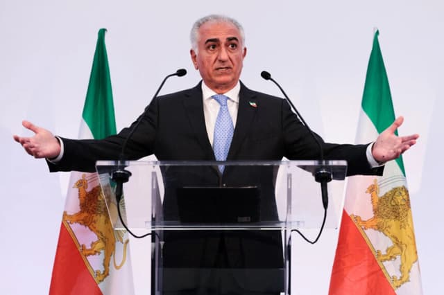 Reza Pahlavi, líder de la oposición iraní e hijo del último sah de Irán, Mohammad Reza Pahlavi, ofrece una rueda de prensa en París el 23 de junio de 2025. Joel Saget/AFP a través de Getty Images