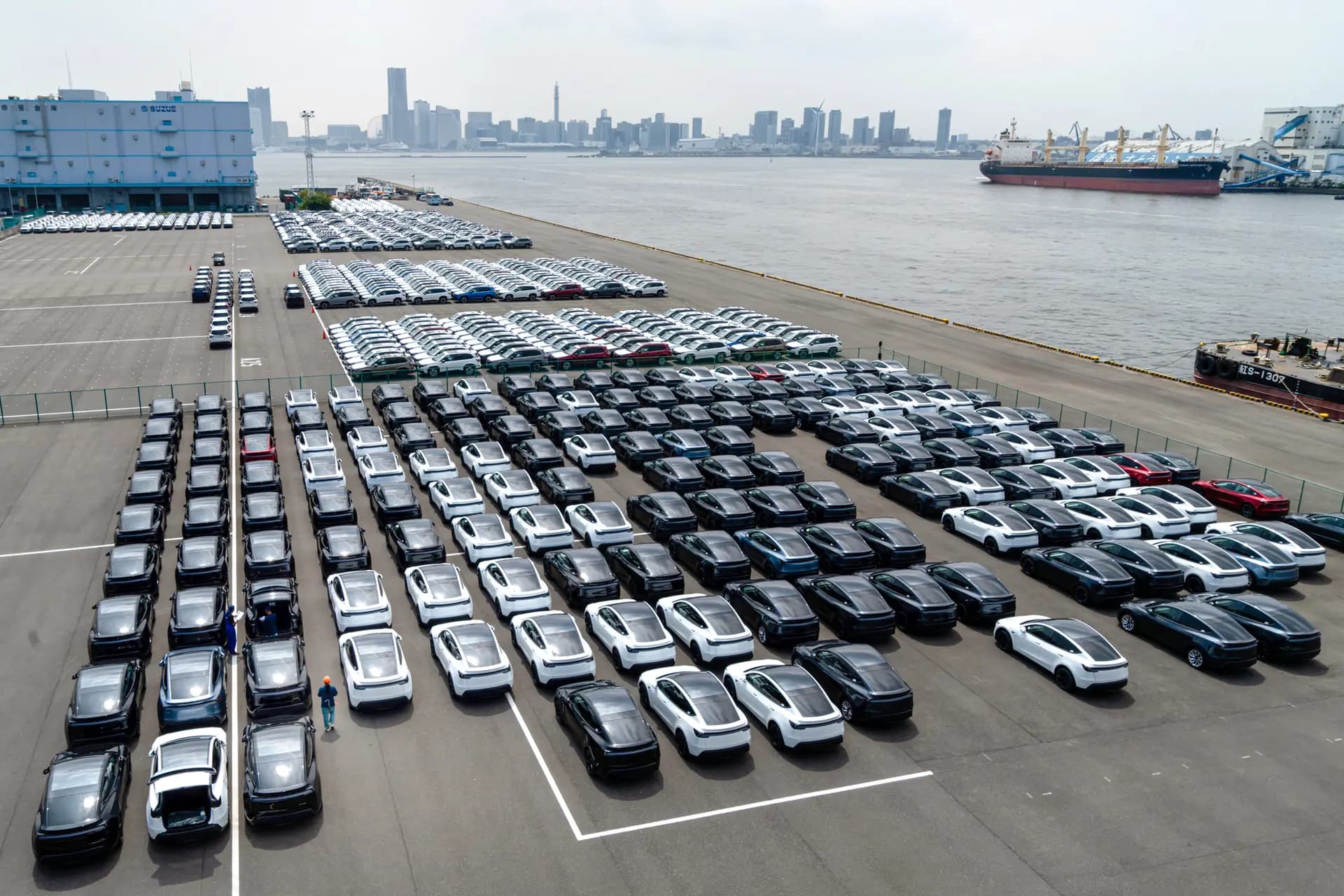 Vehículos de Subaru y Tesla esperan su embarque en un puerto de Yokohama (Japón) el 7 de julio de 2025. El presidente Donald Trump dijo el 22 de julio que había firmado "el mayor acuerdo de la historia con Japón", por el que se reduce del 25 al 15 por ciento el arancel recíproco sobre las exportaciones japonesas, incluidos los automóviles y sus piezas. Japón también invertirá 550,000 millones de dólares en la economía estadounidense, y Estados Unidos recibirá el 90 por ciento de los beneficios, según Trump. (Tomohiro Ohsumi/Getty Images)