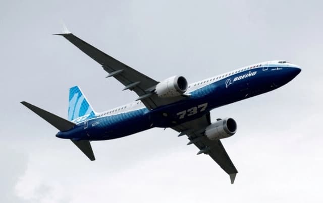Un Boeing 737 MAX-10 realiza una exhibición de vuelo en el 54.° Salón Aeronáutico Internacional de París, en el Aeropuerto de Le Bourget, cerca de París, Francia, el 20 de junio de 2023. (Benoit Tessier/Reuters)