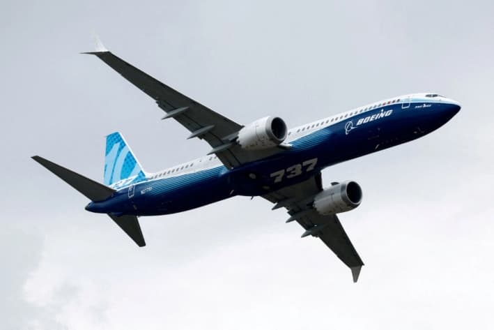 Un Boeing 737 MAX-10 realiza una exhibición de vuelo en el 54.° Salón Aeronáutico Internacional de París, en el Aeropuerto de Le Bourget, cerca de París, Francia, el 20 de junio de 2023. (Benoit Tessier/Reuters)