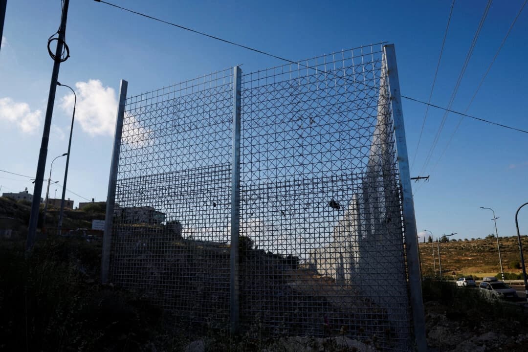 Una valla colocada por las autoridades israelíes en Sinjil, cerca de Ramallah, Cisjordania, el 5 de mayo de 2025. (Mohammed Torokman/Reuters)