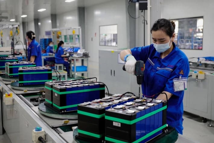 Empleados trabajan en una fábrica que produce baterías de litio para exportación en Huaibei, China, el 11 de junio de 2024. (STR/AFP vía Getty Images)