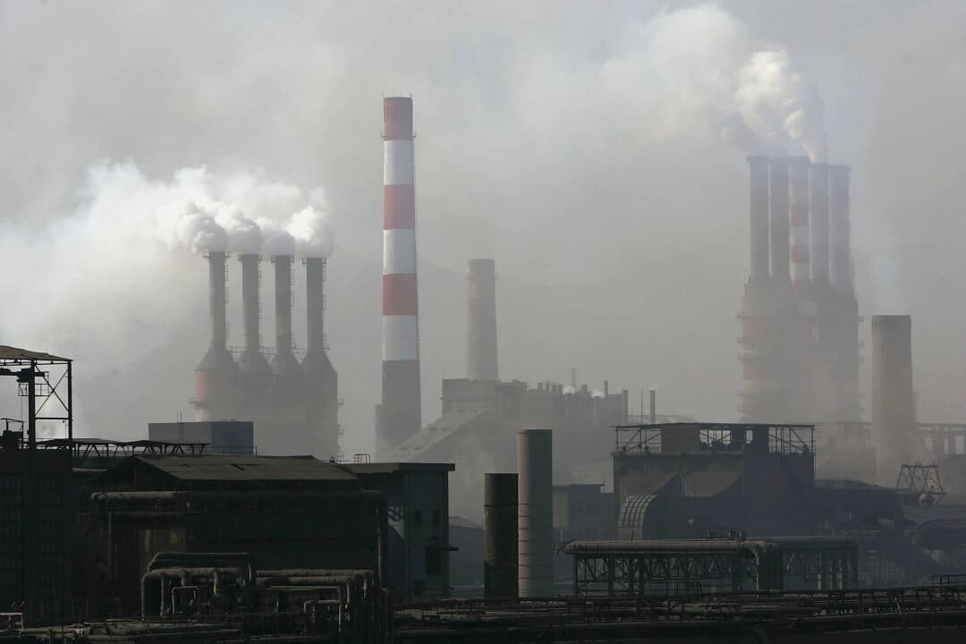 Se emite humo denso de las chimeneas de una acería en Baotou, Mongolia Interior, en el norte de China, el 11 de julio de 2005. (Cancan Chu/Getty Images)