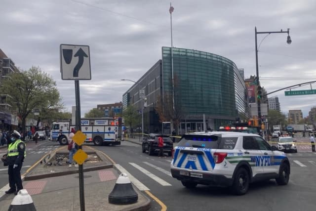 Coches de policía rodean la Biblioteca Pública de Queens en Flushing, Nueva York, el 21 de abril de 2025. (The Epoch Times)