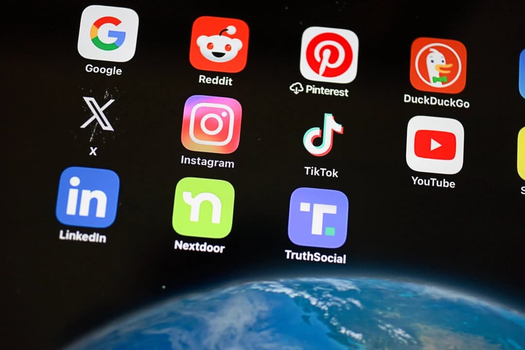Una ilustración muestra aplicaciones de redes sociales en un iPad el 26 de febrero de 2024. (Joe Raedle/Getty Images)