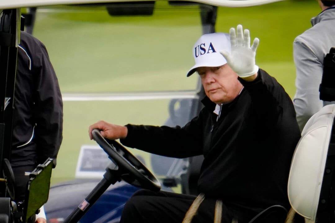 El presidente Donald Trump juega al golf en el campo Trump Turnberry, en Turnberry (Escocia), el 26 de julio de 2025. (Christopher Furlong/Getty Images)