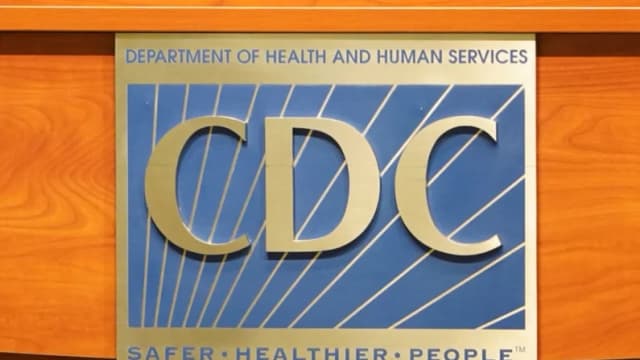 Un cartel de los CDC en un podio durante la reunión de los miembros del Comité Asesor sobre Prácticas de Inmunización, mientras el panel asesor sobre vacunas de los Centros para el Control y la Prevención de Enfermedades (CDC) de EE. UU. se reúne en Atlanta, Georgia, el 25 de junio de 2025. (Megan Varner/Reuters)
