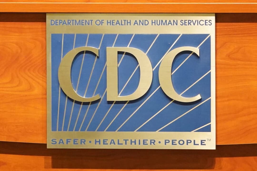 Un cartel de los CDC en un podio durante la reunión de los miembros del Comité Asesor sobre Prácticas de Inmunización, mientras el panel asesor sobre vacunas de los Centros para el Control y la Prevención de Enfermedades (CDC) de EE. UU. se reúne en Atlanta, Georgia, el 25 de junio de 2025. (Megan Varner/Reuters)