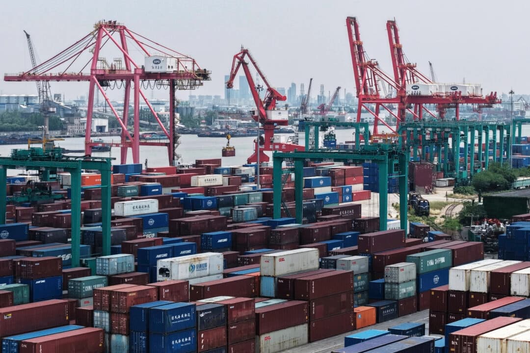 Máquinas cargando contenedores en una terminal de contenedores en Shanghái el 14 de mayo de 2025. (Chinatopix vía AP)