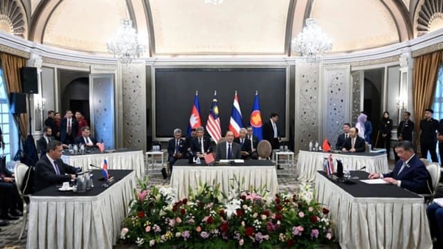 El primer ministro malasio, Anwar Ibrahim (C), observa mientras el primer ministro camboyano, Hun Manet (I), y el primer ministro interino tailandés, Phumtham Wechayachai (D), participan en las conversaciones en Putrajaya, Malasia, el 28 de julio de 2025. (Mohd Rasfan/AP)
