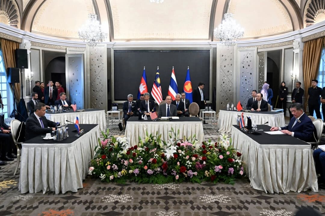 El primer ministro malasio, Anwar Ibrahim (C), observa mientras el primer ministro camboyano, Hun Manet (I), y el primer ministro interino tailandés, Phumtham Wechayachai (D), participan en las conversaciones en Putrajaya, Malasia, el 28 de julio de 2025. (Mohd Rasfan/AP)