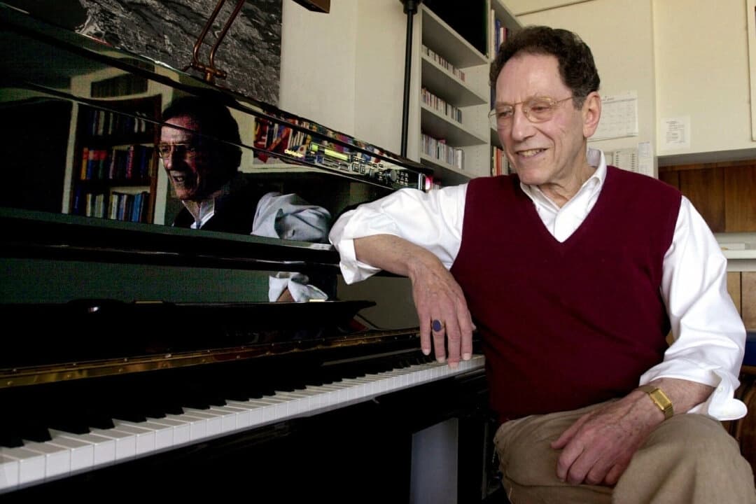 El músico Tom Lehrer sentado junto al piano en su casa de Santa Cruz, California, el 21 de abril de 2000. (Foto AP/Paul Sakuma, archivo)
