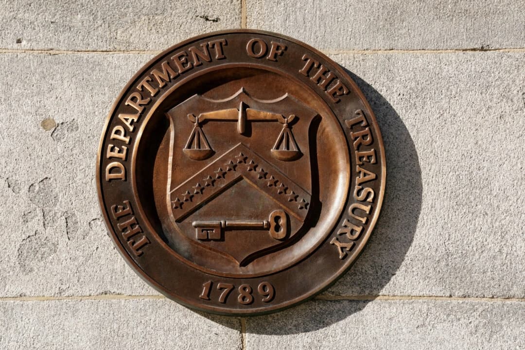 Un sello de bronce del Departamento del Tesoro en el edificio del Tesoro de EE. UU. en Washington, el 20 de enero de 2023. (REUTERS/Kevin Lamarque)