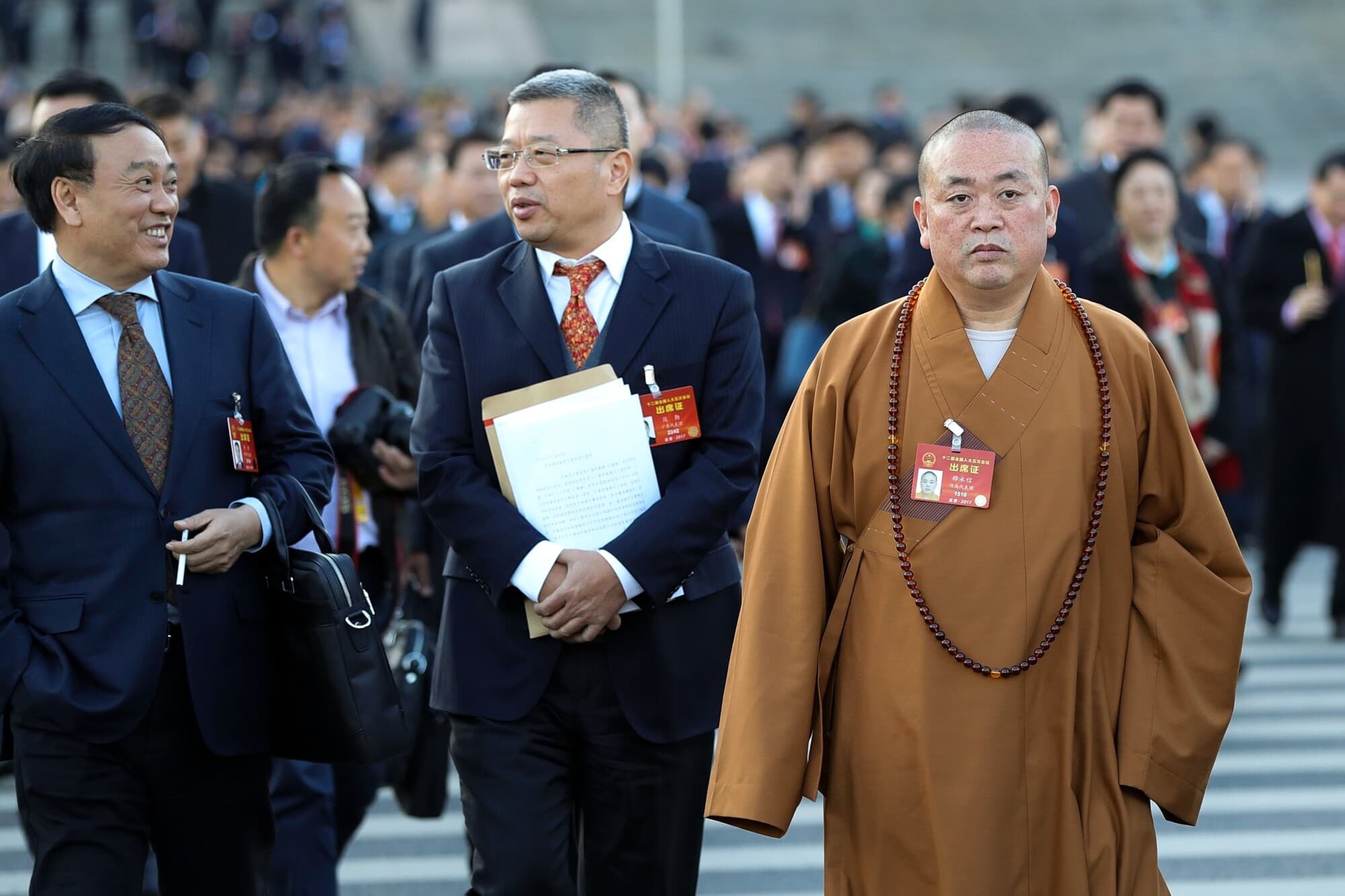 Shi Yongxin (derecha), abad del templo Shaolin, vicepresidente de la Asociación Budista de China y presidente de la Asociación Budista de la provincia de Henan, abandona el Gran Salón del Pueblo tras asistir a la Asamblea Popular Nacional en Pekín, China, el 8 de marzo de 2017. (Lintao Zhang/Getty Images).